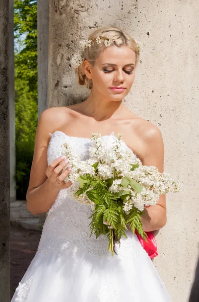 Eine schöne junge Braut — Stockfoto