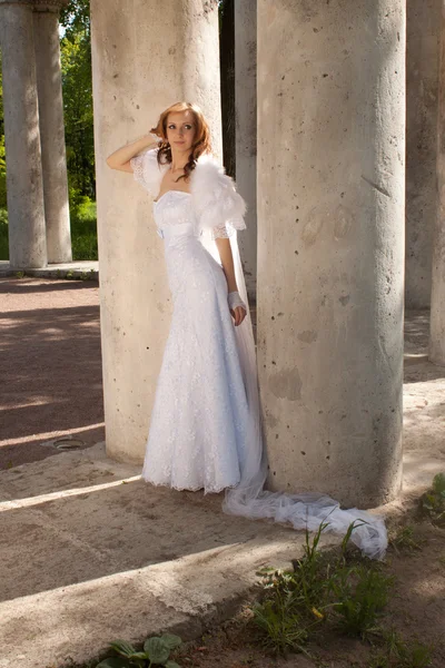Vacker flicka i vit klänning — Stockfoto