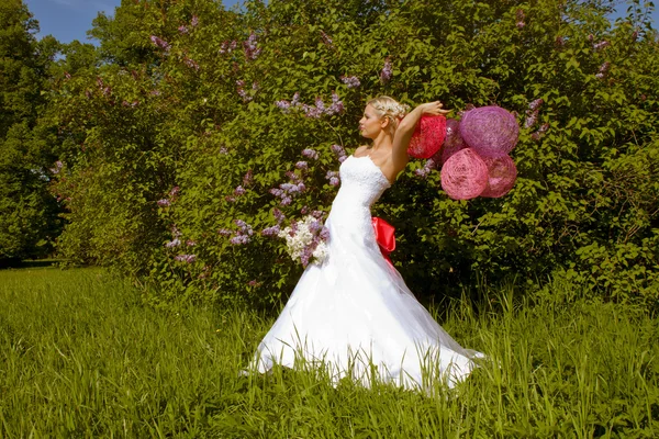Een mooie jonge bruid — Stockfoto