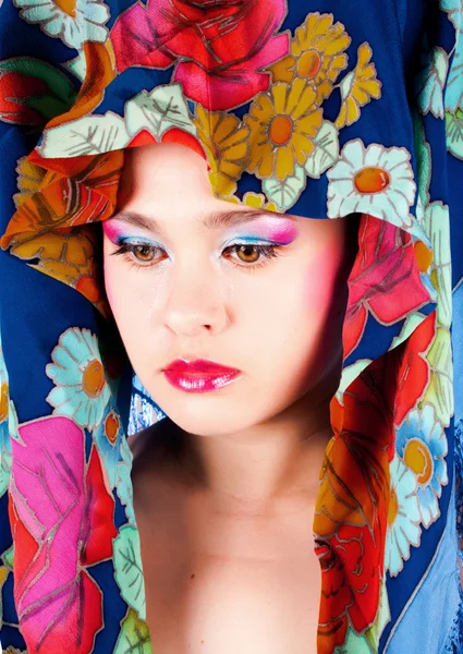 Modernes Mädchen in einem russischen Schal — Stockfoto