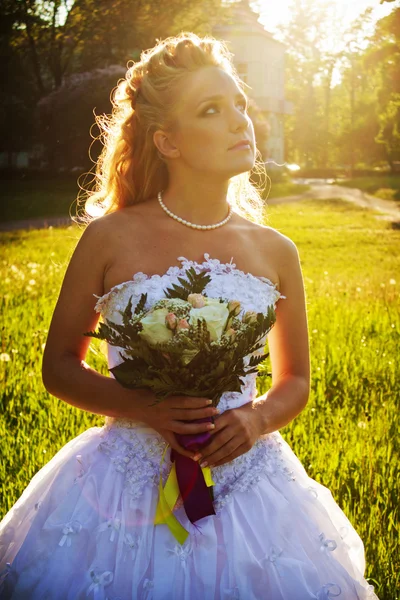 花束とウェディング ドレスで美しい少女 — ストック写真