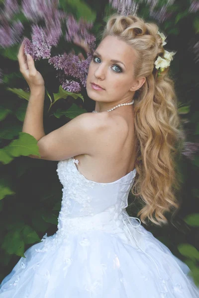 Vacker flicka i en brudklänning med lila — Stockfoto