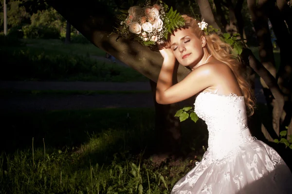 Vacker flicka i en brudklänning — Stockfoto