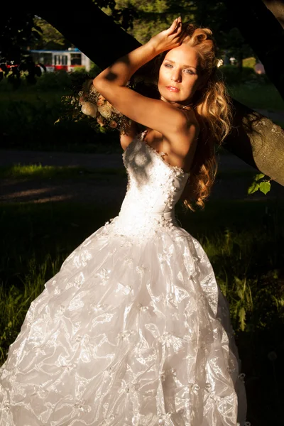 Schöne Mädchen in einem Hochzeitskleid — Stockfoto