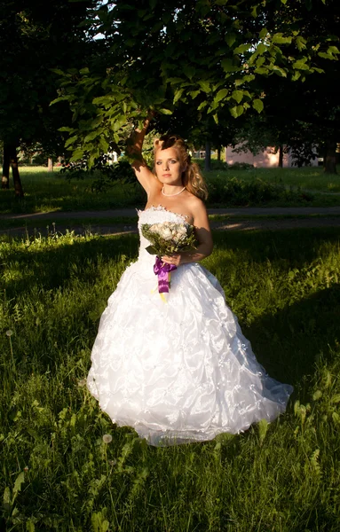 Belle fille dans une robe de mariée — Photo