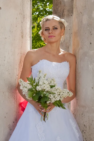 Una bella giovane sposa Foto Stock