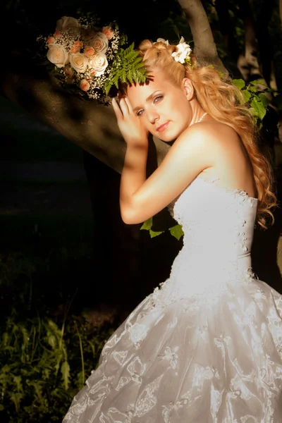 Vacker flicka i en brudklänning Royaltyfria Stockbilder