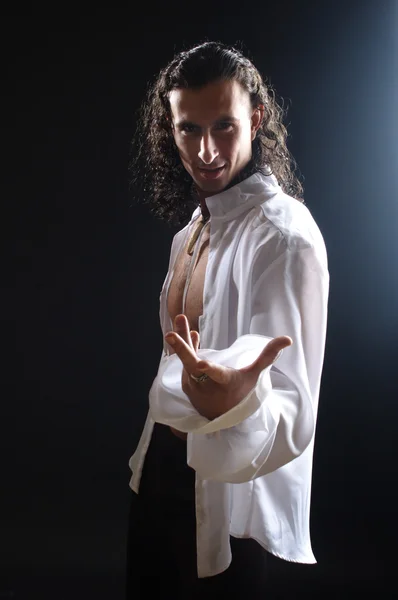 güzel bir adam gizemli bir resim