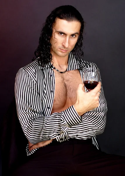 Krásný muž v obraze erotické se sklenicí vína Stock Fotografie