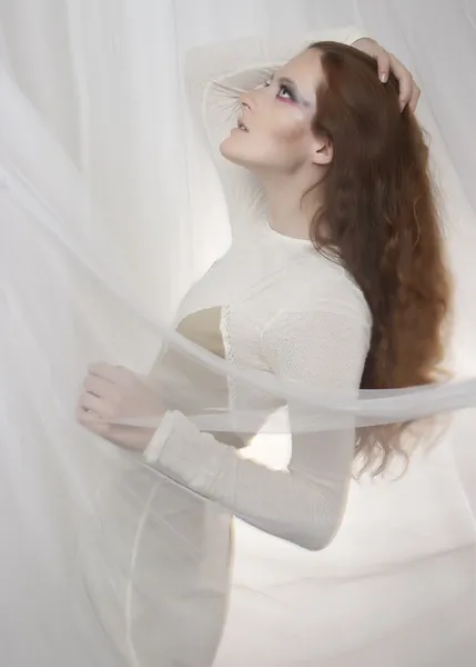 Şık beyaz elbiseli kız — Stok fotoğraf
