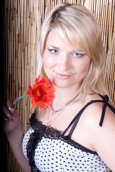 Flicka med en vacker blomma — Stockfoto