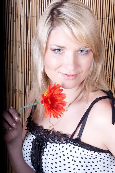 Güzel bir çiçek kız — Stok fotoğraf