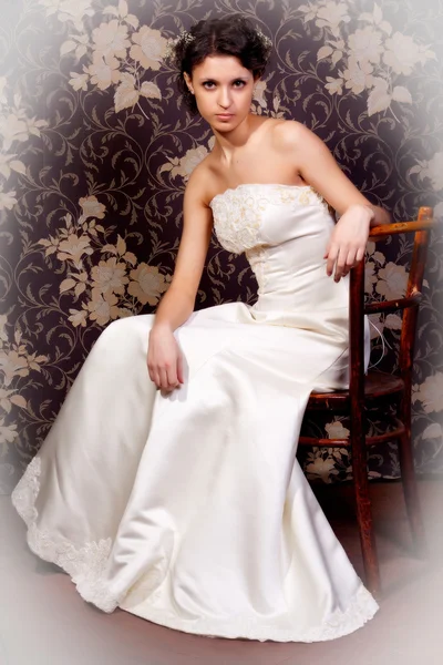 Bella ragazza in un abito da sposa bianco — Foto Stock