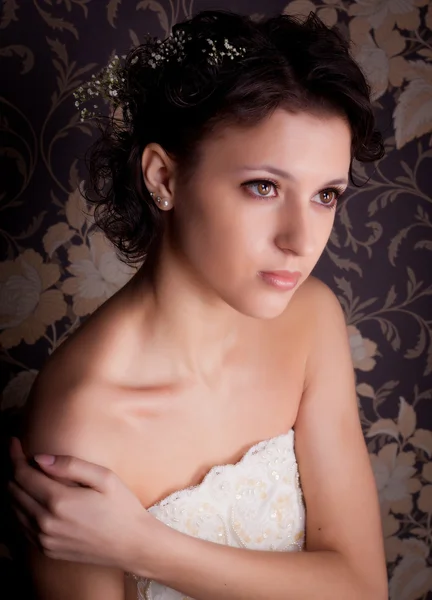 Schöne Mädchen in einem weißen Hochzeitskleid — Stockfoto