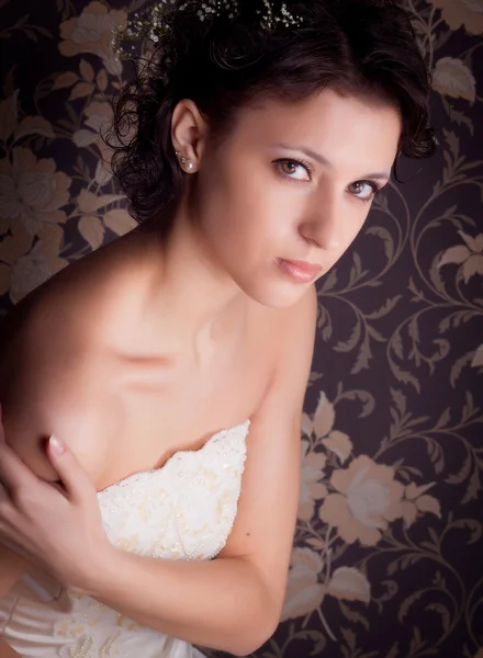 Schöne Mädchen in einem weißen Hochzeitskleid — Stockfoto