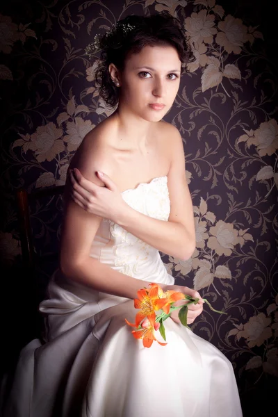 Belle fille dans une robe de mariée blanche — Photo
