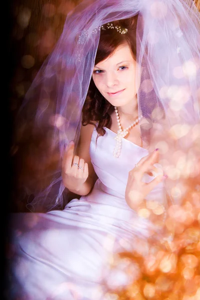 Gadis dalam gaun pengantin dengan kereta api — Stok Foto