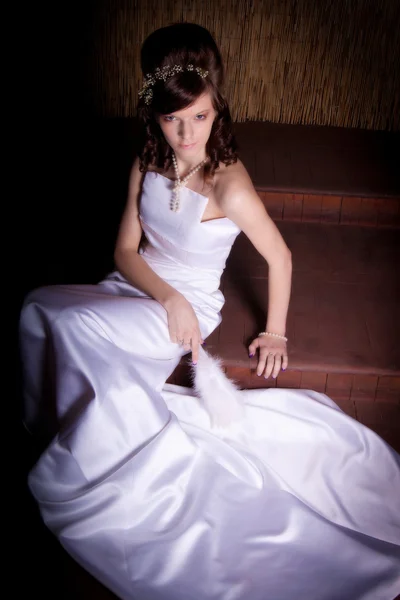 Gadis dalam gaun pengantin dengan kereta api — Stok Foto