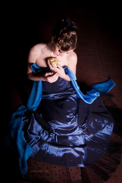 Vacker flicka i blå klänning — Stockfoto