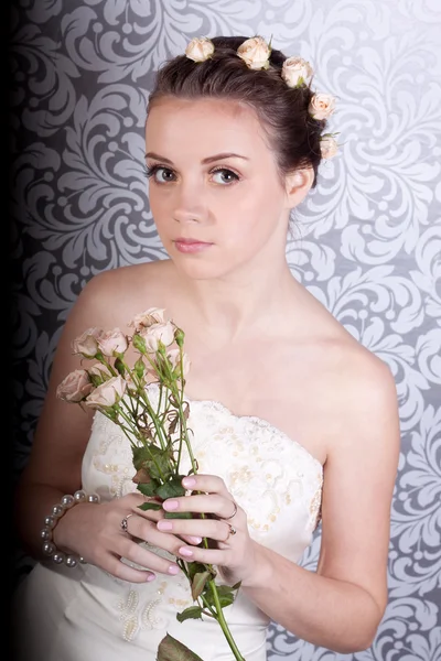 Aranyos lány egy esküvői ruha egy-egy csokor — Stock Fotó