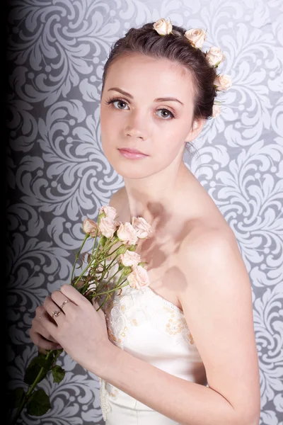 Roztomilá dívka ve svatebních šatech s kyticí — Stock fotografie