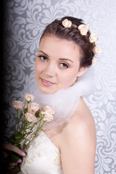 Jolie fille dans une robe de mariée avec un bouquet — Photo