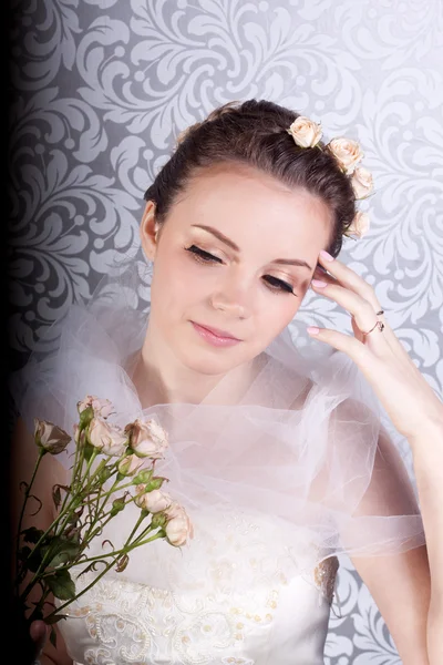 Gadis cantik dengan gaun pengantin dengan karangan bunga — Stok Foto