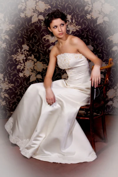Hermosa chica en un vestido de novia blanco — Foto de Stock