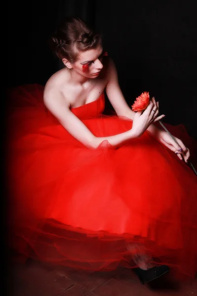 Güzel kızı harika bir kırmızı crinoline — Stok fotoğraf