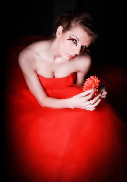 Schöne Mädchen in einem wunderschönen roten Reifrock — Stockfoto