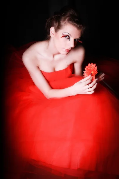 Mooi meisje in een prachtige rode crinoline — Stockfoto