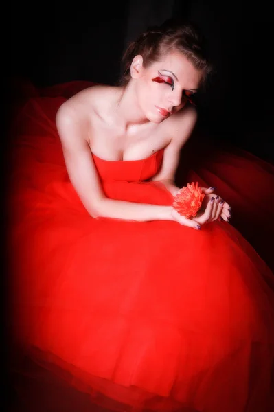 Красивая девушка в великолепном красном кринолине — стоковое фото