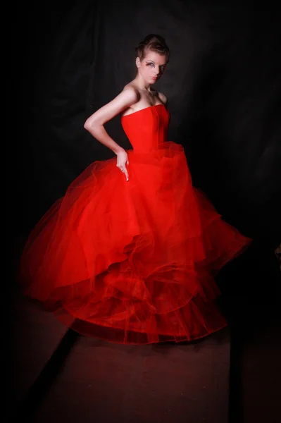 豪華な赤いクリノリンで美しい少女 — ストック写真