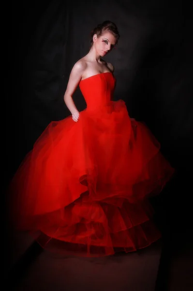 Mooi meisje in een prachtige rode crinoline — Stockfoto