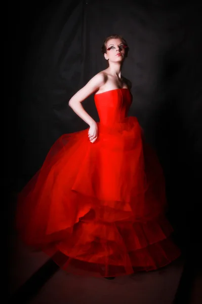 Gadis cantik dalam indah crinoline merah — Stok Foto