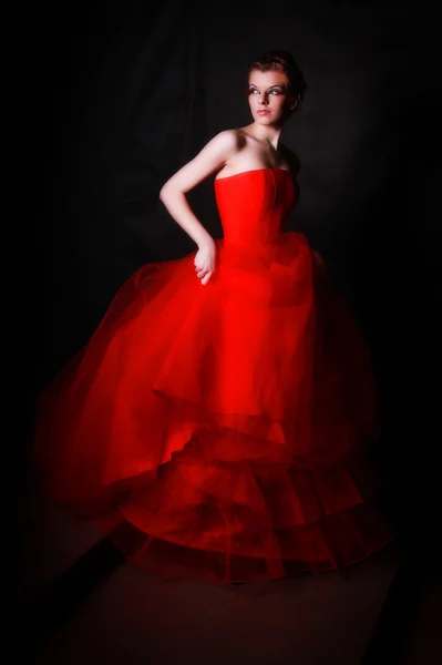 Menina bonita em uma linda crinolina vermelha — Fotografia de Stock