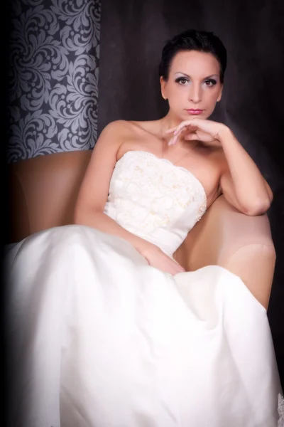 Erwachsene Frau im Hochzeitskleid — Stockfoto
