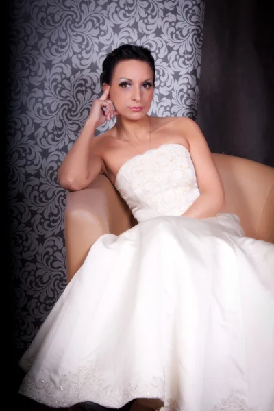 Взрослая женщина в свадебном платье — стоковое фото
