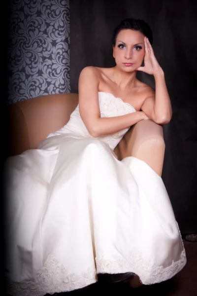 Взрослая женщина в свадебном платье — стоковое фото