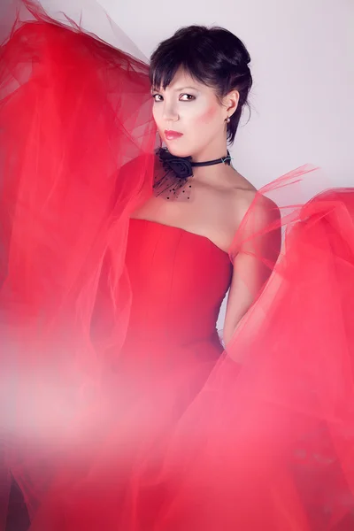 Schöne Mädchen in einem wunderschönen roten Kleid — Stockfoto