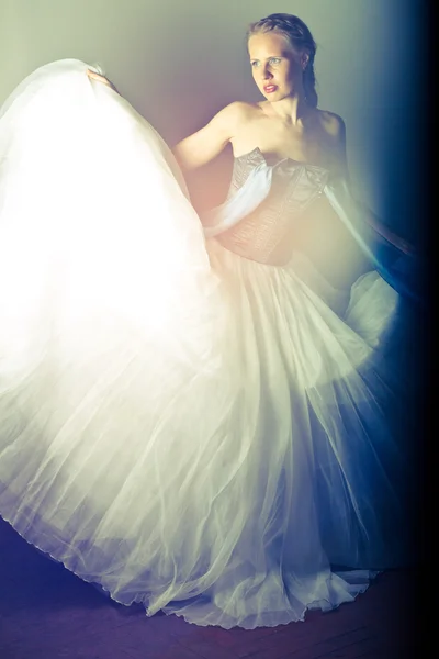 Mooi meisje in een witte pluizige rok — Stockfoto