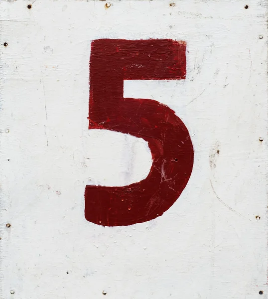 Número cinco sobre fondo de madera contrachapada blanca — Foto de Stock