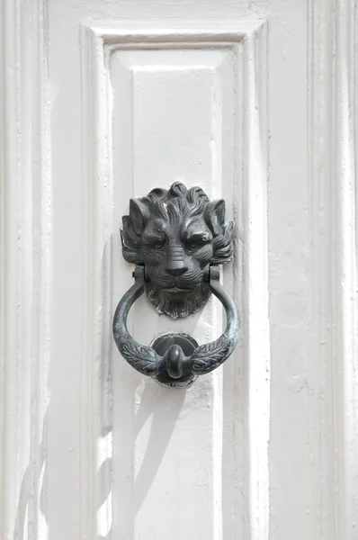 Bronz aslan kapı tokmağı — Stok fotoğraf