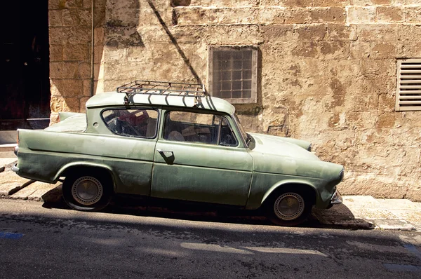 Старая машина на улице Валлетта, Мальта — стоковое фото