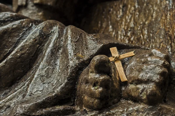 Крест и ноги — стоковое фото