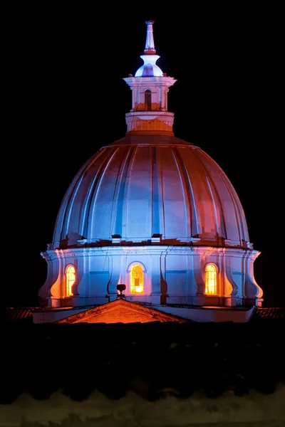 夜の教会堂のドーム — ストック写真