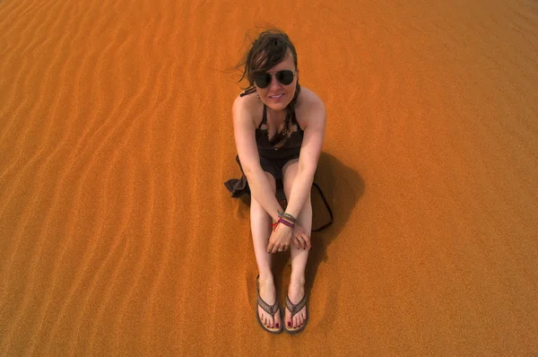 Siedząc w piasku — Zdjęcie stockowe