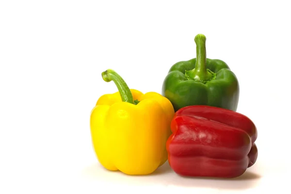 Groen, rood en geel paprika (peper) op een witte achtergrond — Stockfoto