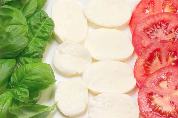 Italiaanse vlag van basilicum, tomaten en mozzarella. — Stockfoto
