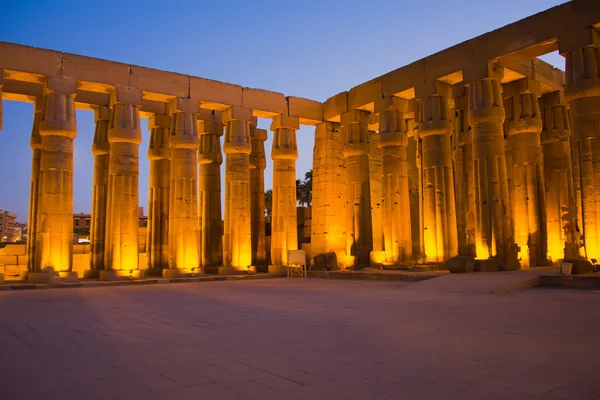 在晚上的卢克索神庙。（卢克索，埃及底比斯) — 图库照片